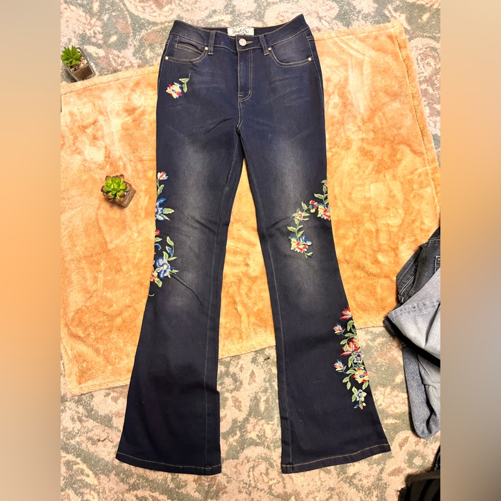 High Rise EMBROIDERED flare jeans